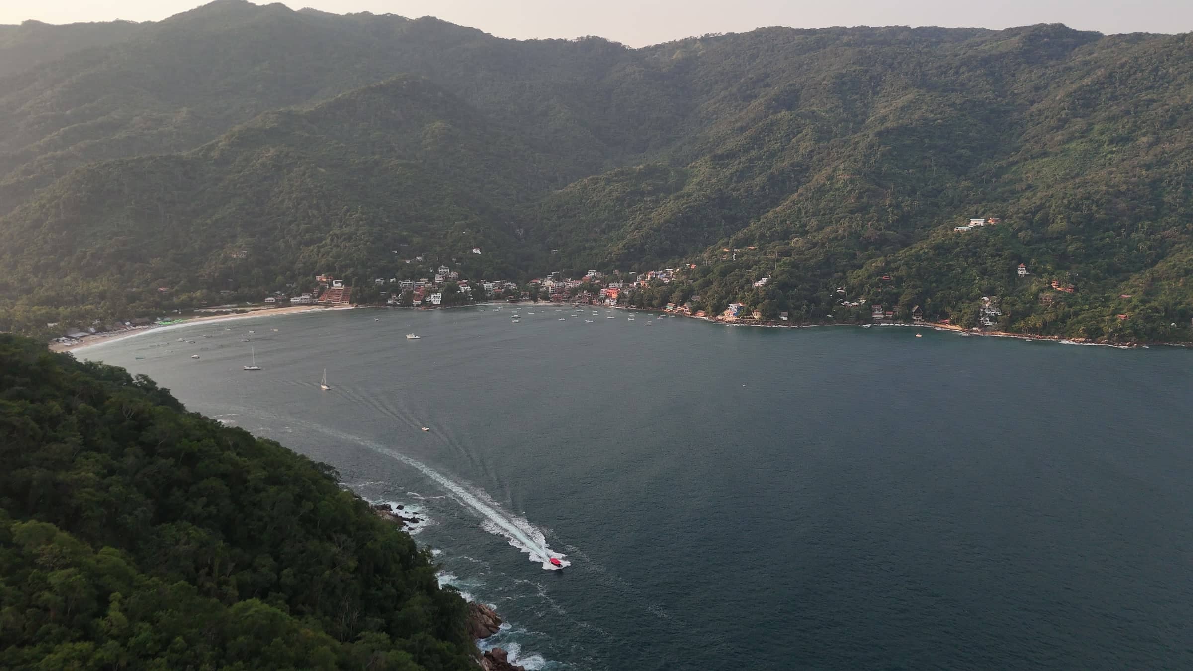 Una lancha cruzando la bahía de Yelapa