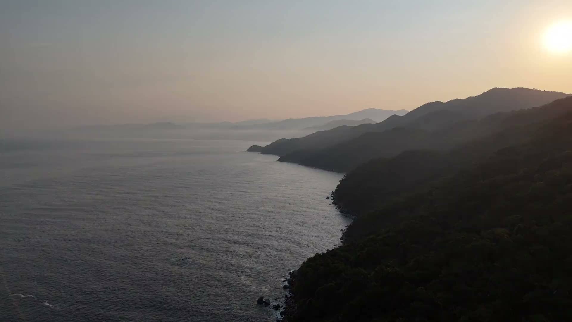 Amanecer sobre las montañas de la costa cerca de Yelapa