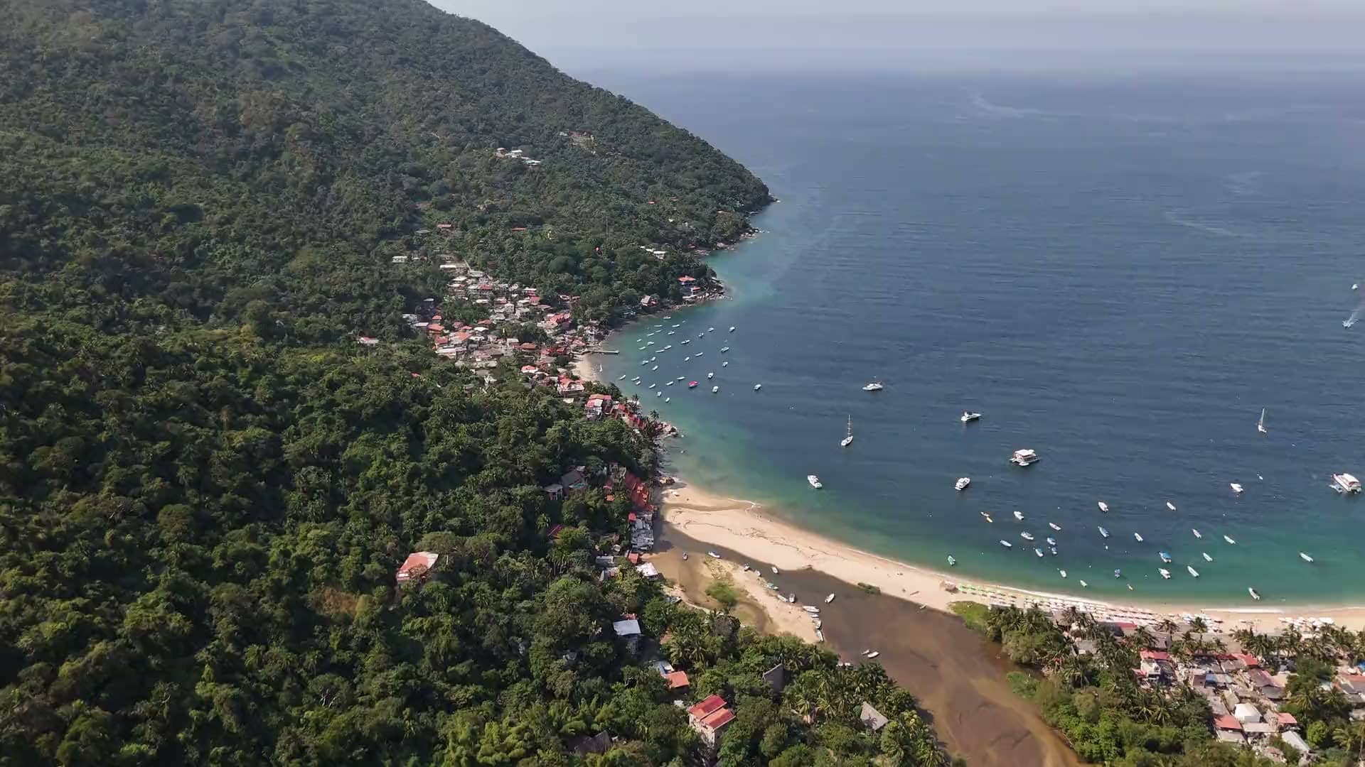 La playa de Yelapa, la desembocadura del río y el pueblo desde arriba